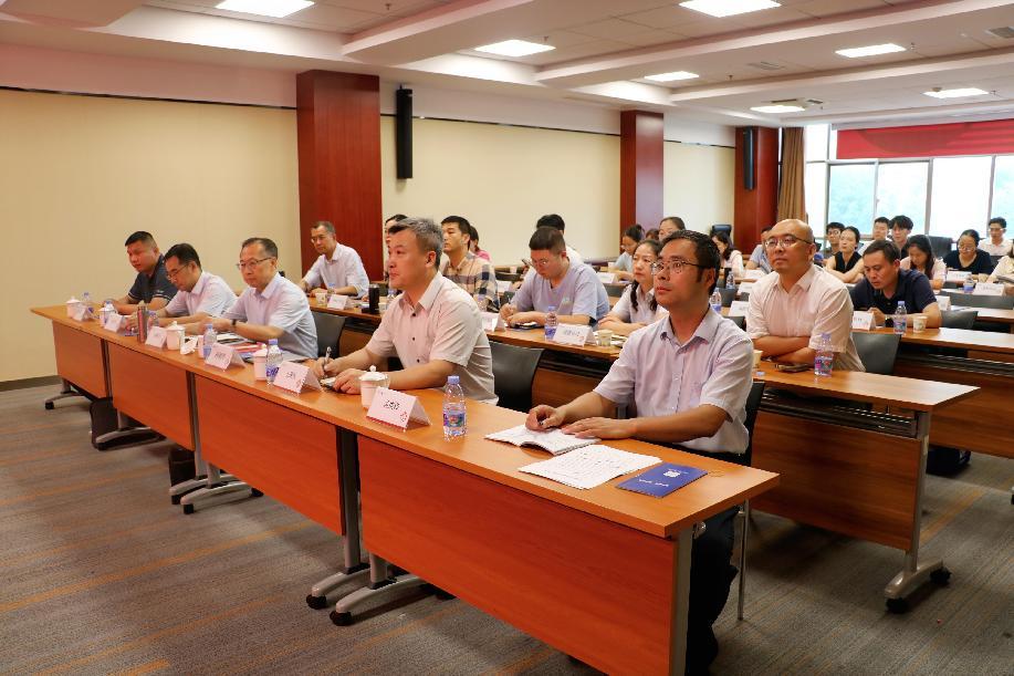 市工信局举办专精特新企业融资服务活动暨企业网上服务中心推介会1.jpg
