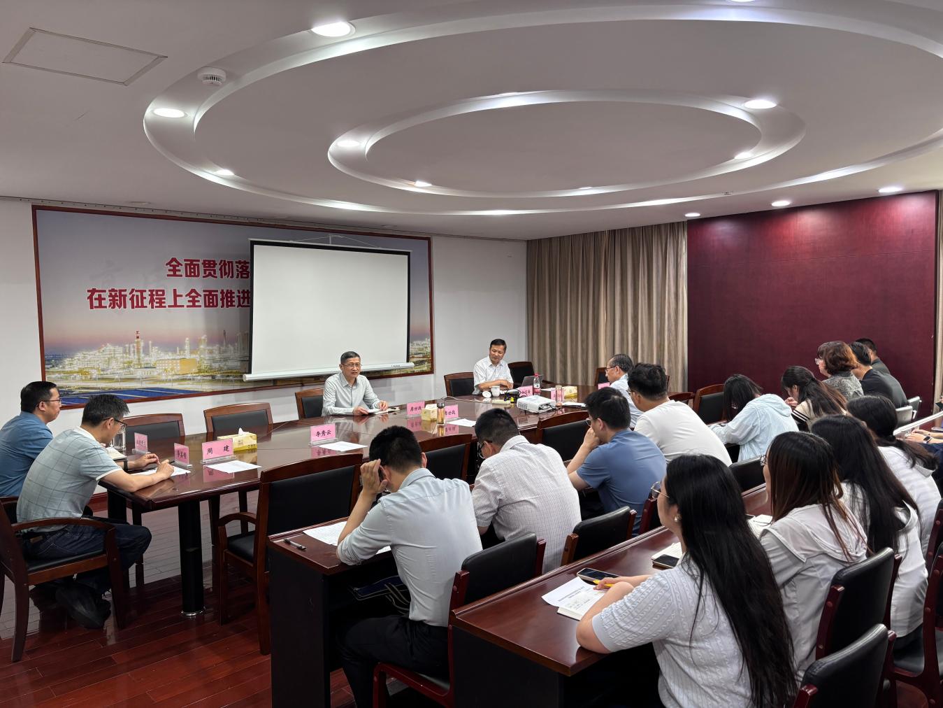 以研促干练本领   深耕产业谋发展——市工信局召开产业发展调研报告专家辅导培训会1.jpg