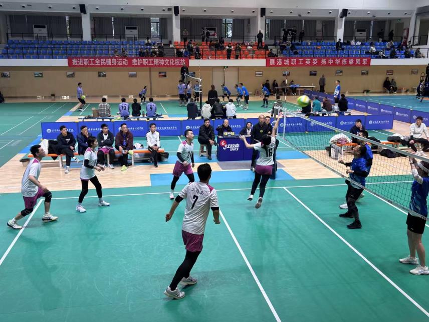 市工信局代表队荣获连云港市第三届职工健身运动会气排球比赛机关组冠军3.jpg